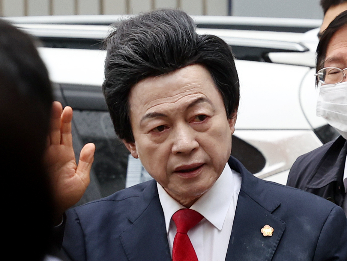 신도 성추행·사기 등 혐의를 받는 허경영 국가혁명당 명예대표가 16일 오후 경기 의정부시 의정부 지방법원에서 열린 영장실질심사에 출석하고 있다. /사진=뉴시스.