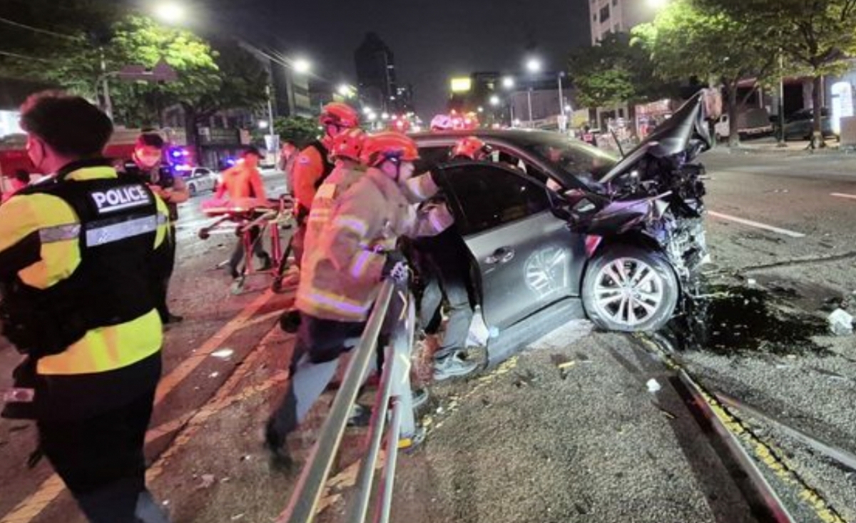 지난 8일 오전 인천 남동구 한 도로에서 벤츠 차량이 중앙선을 침범해 맞은편에서 달려오던 SUV 차량과 정면 충돌했다. 사진은 사고가 난 벤츠 차량/사진제공=인천소방본부