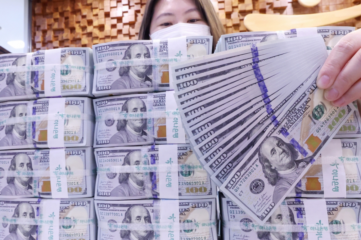 도널드 트럼프 미국 대통령의 관세 정책 여파로 미국 주식과 국채, 달러가 동시에 투매되는 '셀 아메리카(Sell America)' 현상이 일어나며 기축통화인 달러에 대한 신뢰도가 떨어지고 있다. 지난달 25일 서울 중구 하나은행 위변조대응센터에서 직원이 100달러 지폐를 살펴보고 있다. /사진=뉴스1