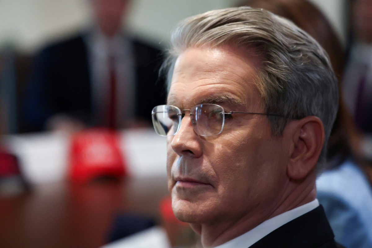 스콧 베선트 미국 재무장관이 지난달 30일(현지시간) 미국 워싱턴DC 백악관에서 열린 도널드 트럼프 대통령 주재 각료 회의에서 질문하는 기자 방향을 돌아보고 있다. /로이터=뉴스1