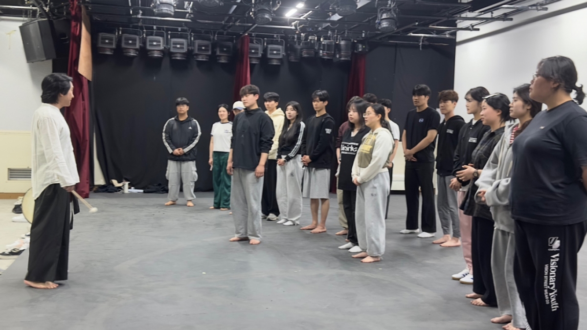 유진우 교수(왼쪽)가 대경대 연기예술과 학생들을 대상으로 배우 감각 훈련에 대해 설명하고 있다./사진제공=대경대