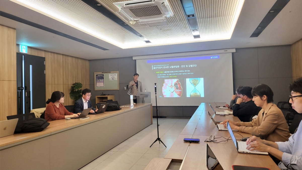 김문철 에스포항병원 대표병원장이 19일 한국의학바이오기자협회가 주최한 미디어 아카데미에서 '초고령화사회, 뇌졸중 증가 추세와 바람직한 국가 정책'을 주제로 발표하고 있다./사진=박정렬 기자