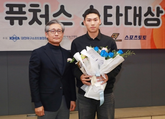 지난해 11월 25일 오후 서울 프레스센터에서 진행된 2024 퓨처스 스타대상 시상식(주최 스타뉴스)에서 야구부문 스타상을 수상한 김성준(오른쪽)이 양해영 대한야구소프트볼협회 부회장과 포즈를 취하고 있다. '퓨처스 스타대상'은 한국 스포츠 발전과 아마추어 체육 활성화에 기여하고자 제정됐다. /사진=이동훈 기자