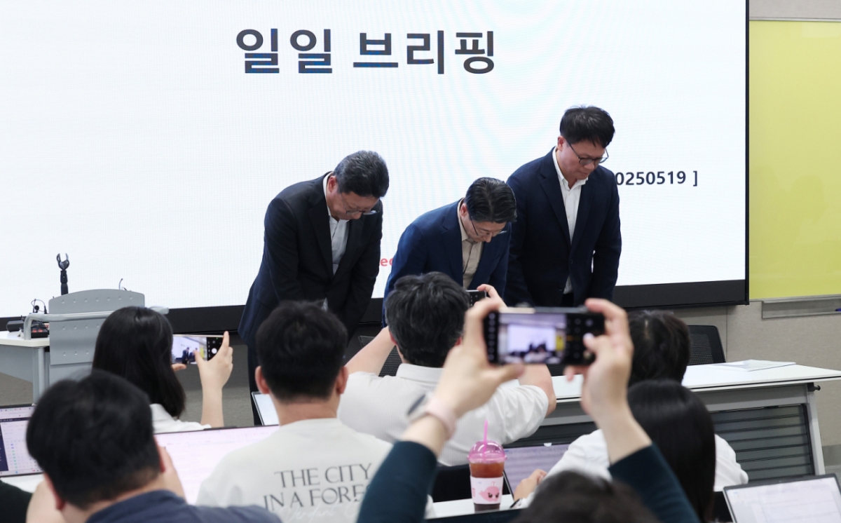 김희섭 SKT PR센터장(왼쪽부터), 임봉오 SKT MNO 사업부장, 류정환 SKT 네트워크인프라 센터장이 19일 서울 중구 삼화타워에서 SKT 일일브리핑에 앞서 고개 숙여 인사하고 있다./사진=뉴스1