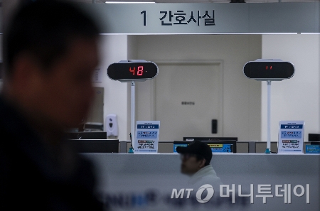 서울의 한 대학병원 간호사실 앞으로 환자들이 이동하고 있다./사진=[서울=뉴시스] 정병혁 기자