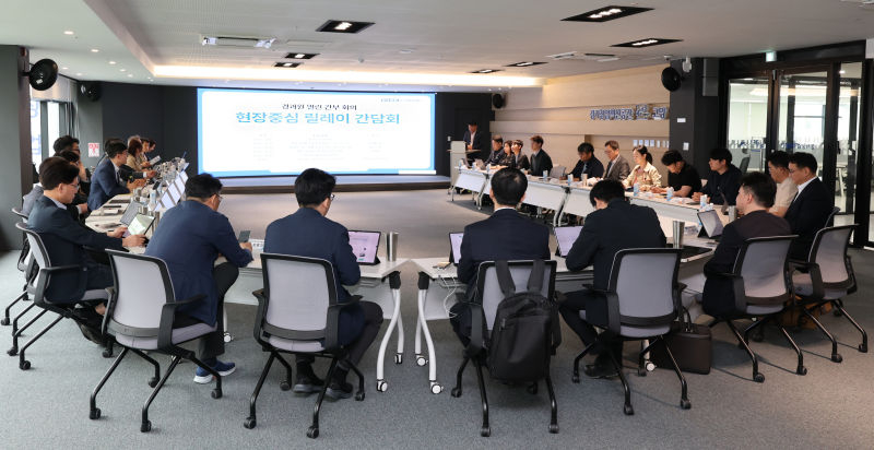 19일 경기창업혁신공간(고양시)에서 열린 경과원 현장중심 릴레이 간부회의 모습./사진제공=경과원