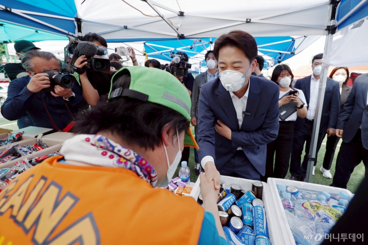 (광주=뉴스1) 이승현 기자 = 이준석 개혁신당 대통령 후보가 19일 오후 광주 광산구 소촌동에 위치한 금호타이어 광주공장 화재 현장을 찾아 자원봉사자들과 인사하고 있다. 2025.5.19/뉴스1  Copyright © 뉴스1. All rights reserved. 무단 전재 및 재배포,  AI학습 이용 금지. /사진=(광주=뉴스1) 이승현 기자