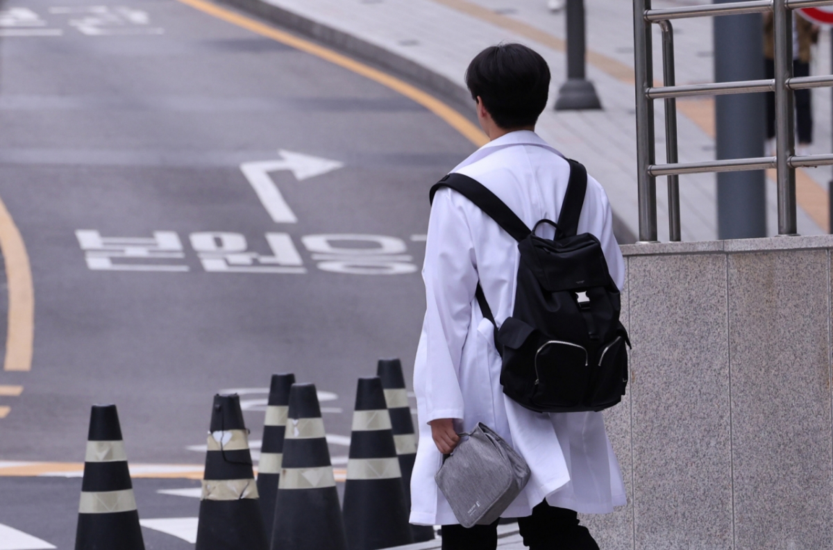 19일 서울의 한 대학병원에서 의료진이 이동하는 모습. /사진= 뉴스1