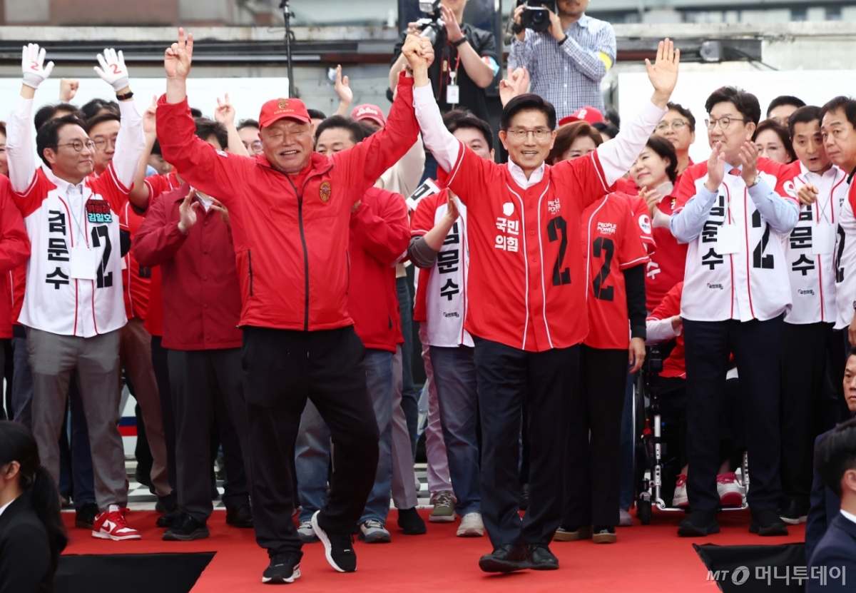[서울=뉴시스] 고승민 기자 = 김문수 국민의힘 대선 후보가 19일 저녁 서울역 광장에서 김흥국 씨와 유세를 하고 있다. (공동취재) 2025.05.19. photo@newsis.com /사진=고승민