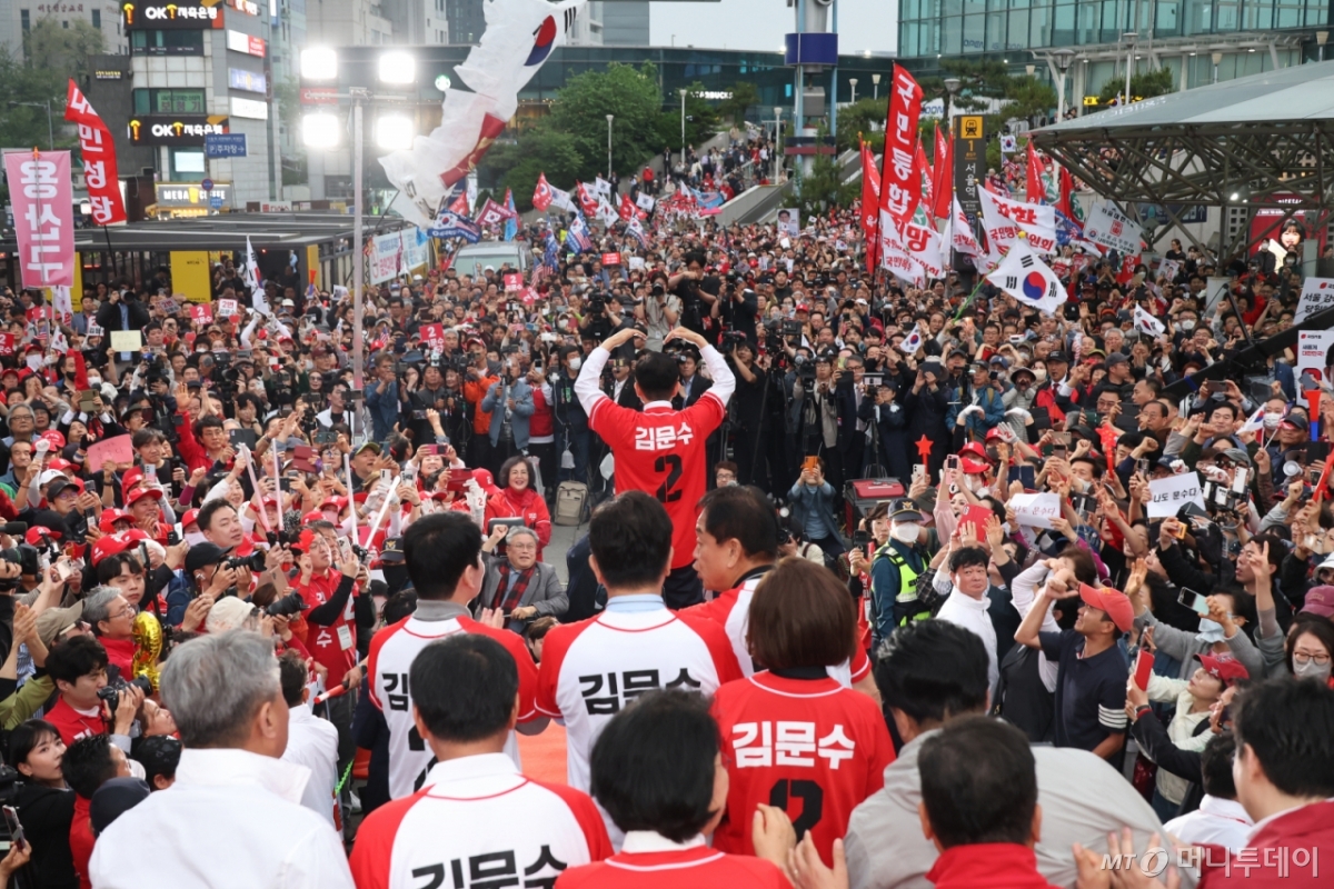 (서울=뉴스1) 김민지 기자 = 김문수 국민의힘 대통령 후보가 19일 서울 중구 서울역 광장에서 유세를 하고 있다. (공동취재) 2025.5.19/뉴스1  Copyright © 뉴스1. All rights reserved. 무단 전재 및 재배포,  AI학습 이용 금지. /사진=(서울=뉴스1) 김민지 기자
