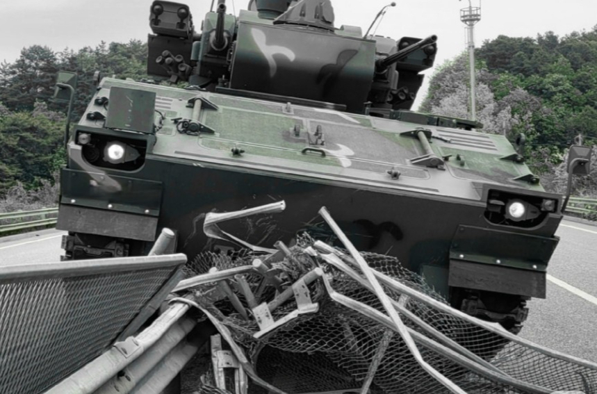 육군 장갑차 한 대가 19일 낮 12시20분쯤 충북 충주의 왕복 4차선 도로를 이동하던 국도의 중앙분리대를 올라타고 약 50m를 더 주행한 뒤 멈춰 서는 사고가 발생했다. / 사진=뉴스1