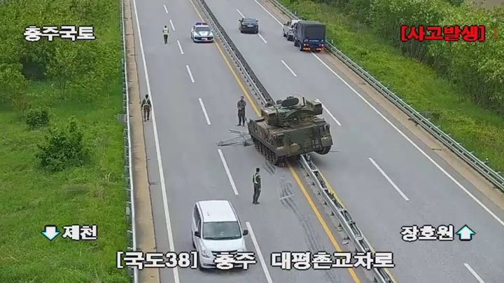 육군 장갑차 한 대가 19일 낮 12시20분쯤 충북 충주의 왕복 4차선 도로를 이동하던 국도의 중앙분리대를 올라타고 약 50m를 더 주행한 뒤 멈춰 서는 사고가 발생했다. / 사진=뉴시스