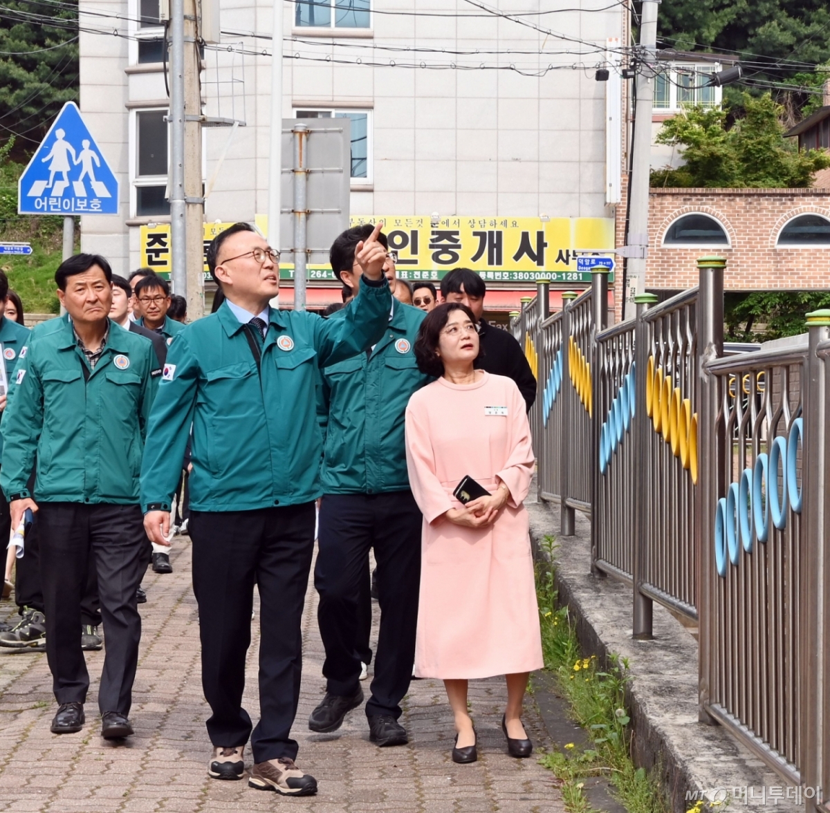 (서울=뉴스1) = 이한경 행정안전부 재난안전관리본부장이 14일 충북 청주시 봉덕초등학교를 방문해 어린이 보호구역 교통안전시설을 점검하고 있다. (행정안전부 제공. 재판매 및 DB 금지) 2025.5.14/뉴스1 Copyright © 뉴스1. All rights reserved. 무단 전재 및 재배포, AI학습 이용 금지. /사진=(서울=뉴스1)