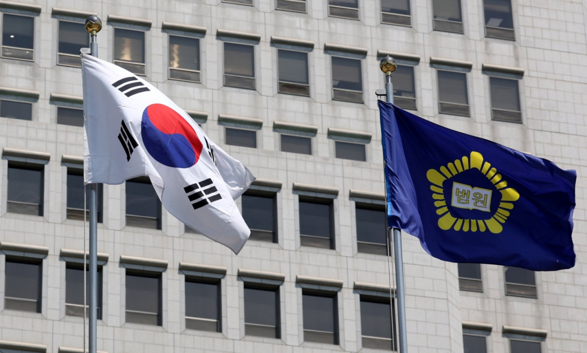 서울 서초구 대법원에서 태극기와 법원 깃발이 바람에 휘날리고 있다./사진=뉴시스