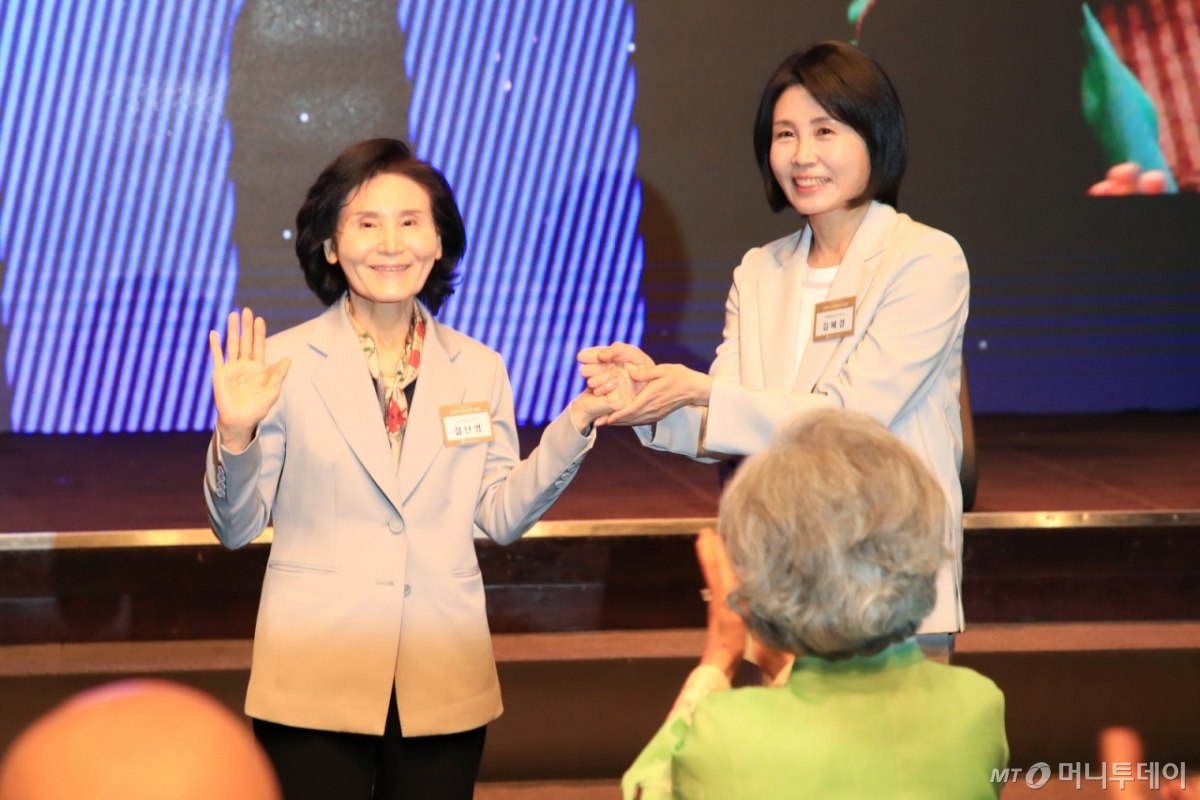 (서울=뉴스1) = 이재명 더불어민주당 대통령 후보의 부인 김혜경(오른쪽) 여사와 김문수 국민의힘 대통령 후보의 부인 설난영 여사가 지난 12일 서울 중구 신라호텔에서 열린 중앙신도회 창립 70주년 기념식에 참석해 손을 잡고 있다. (조계종 제공. 재판매 및 DB 금지) 2025.5.13/뉴스1 Copyright © 뉴스1. All rights reserved. 무단 전재 및 재배포, AI학습 이용 금지. /사진=(서울=뉴스1)