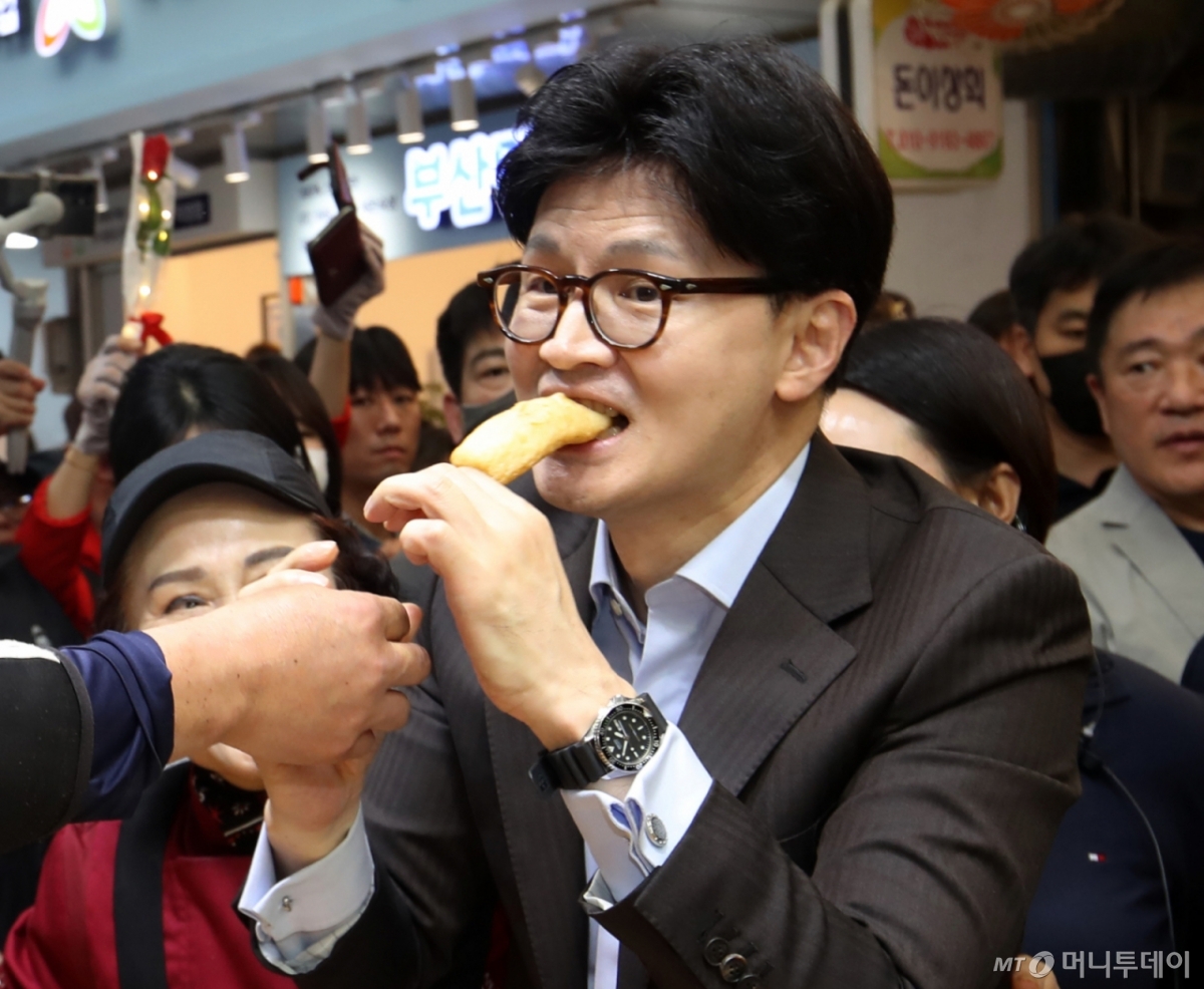 (부산=뉴스1) 윤일지 기자 = 한동훈 국민의힘 대선 경선 후보가 2일 오후 부산 중구 부평깡통시장을 상인들과 인사하며 어묵을 맛보고 있다. 2025.5.2/뉴스1 Copyright © 뉴스1. All rights reserved. 무단 전재 및 재배포, AI학습 이용 금지. /사진=(부산=뉴스1) 윤일지 기자