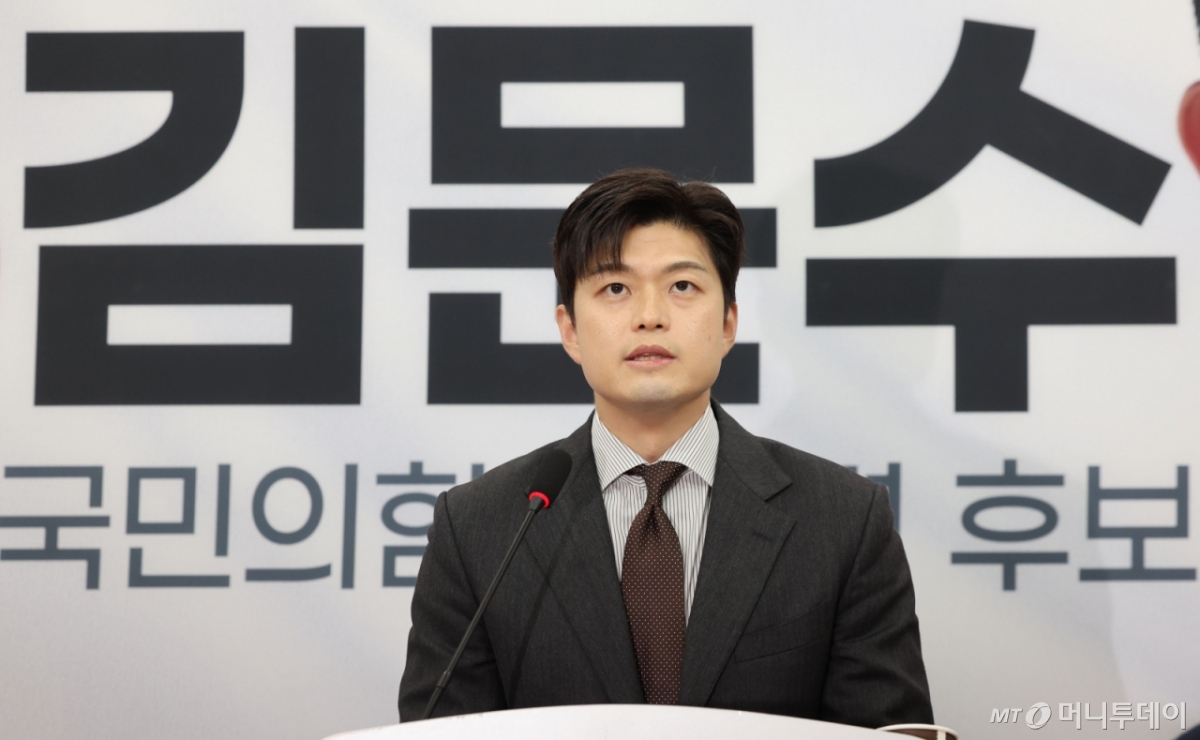 [서울=뉴시스] 권창회 기자 = 김용태 국민의힘 비상대책위원장이 20일 오전 서울 여의도 국회에서 열린 긴급 기자회견에서 대통령 후보의 배우자 TV 토론을 제안하고 있다. 2025.05.20. kch0523@newsis.com /사진=권창회