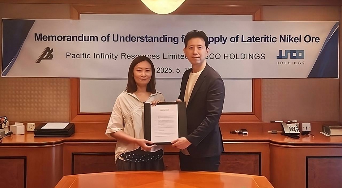 (왼쪽부터)엔씨아 영 홍콩 PIRL 영업부 부사장, 최병화 제이스코홀딩스 부사장이 니켈 원광 공급을 위한 양해각서 체결 이후 기념촬영을 하고 있다. /사진제공=제이스코홀딩스