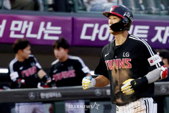 LG 송찬의가 20일 사직 롯데전에서 2회 그랜드슬램을 터트리고 홈으로 들어오고 있다. /사진=김진경 대기자
