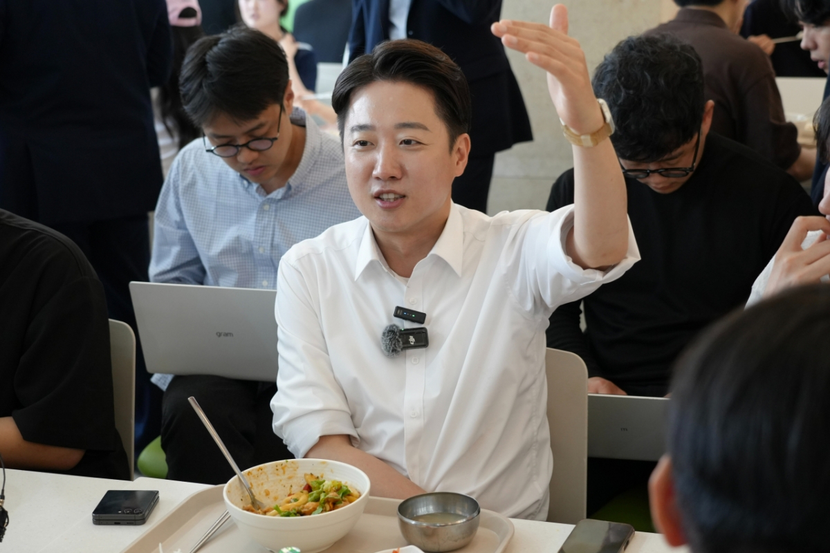 이준석 개혁신당 의원이 광주 전남대에서 학식을 먹으며 대학생들과 정치 등을 주제로 대화하는 모습. /사진=개혁신당.