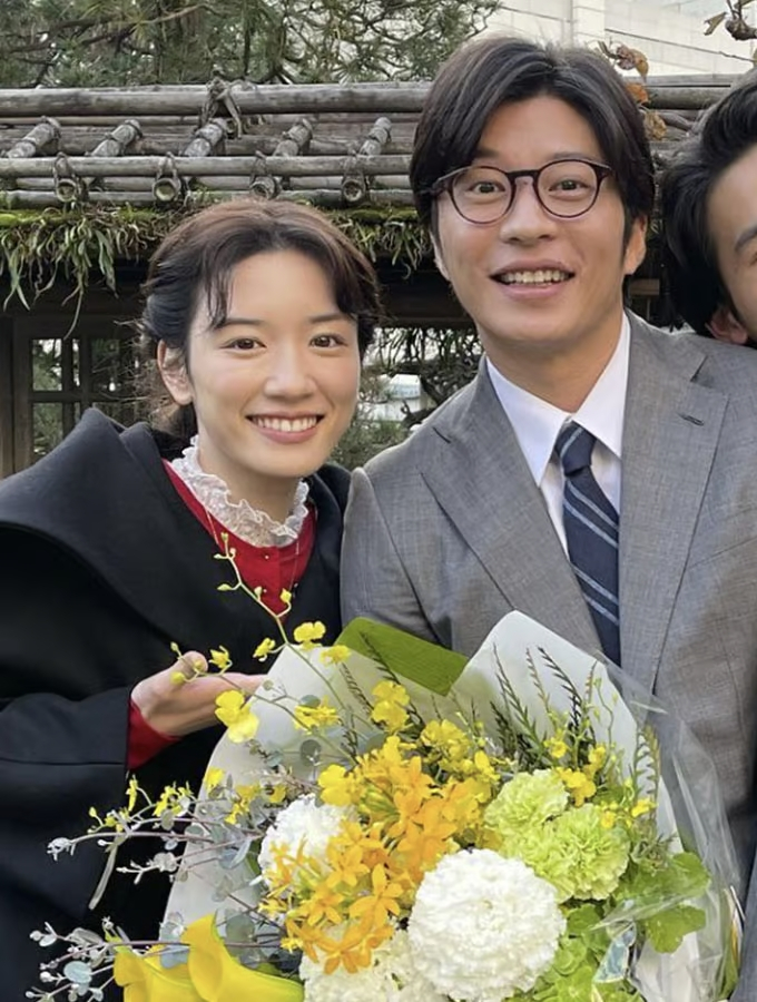 영화 '그리고 바통은 넘겨졌다'에서 부녀 관계로 출연한 배우 다나카 케이(사진 오른쪽)와 나가노 메이(사진 왼쪽). /사진=나가노 메이 인스타그램