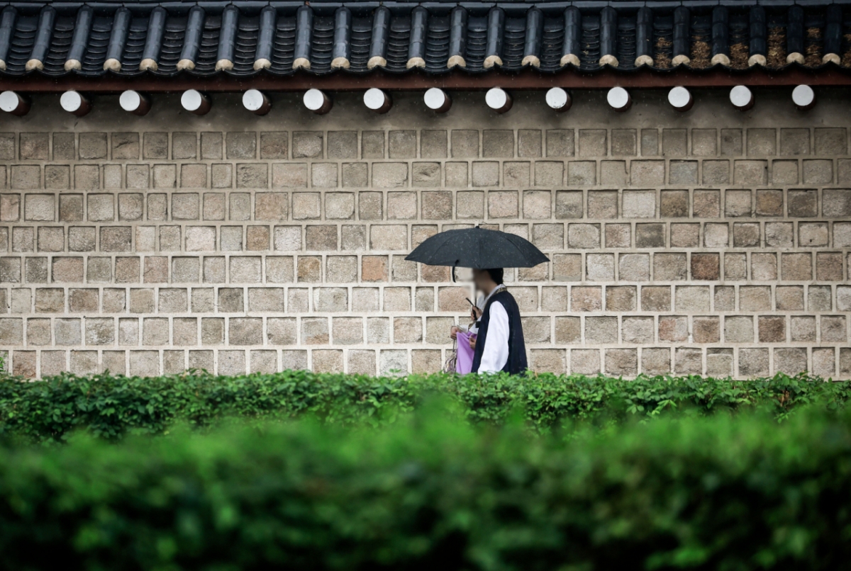 21일은 전국 대부분 지역에 비가 내리겠고, 낮 기온이 25도 이상으로 올라 초여름 날씨를 보이겠다./사진=뉴시스