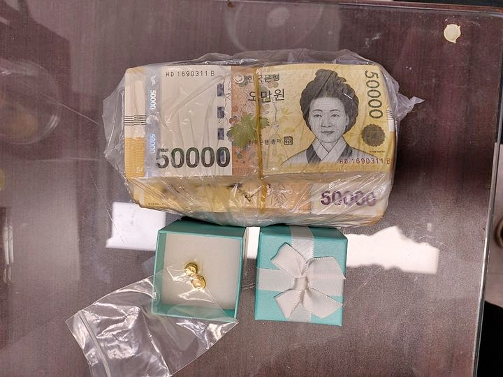 부산 여행 중 현금과 금이 든 가방을 택시에 두고 내린 70대 노부부가 경찰 도움으로 무사히 가방을 되찾았다./사진=부산 기장경찰서 제공(뉴스1)