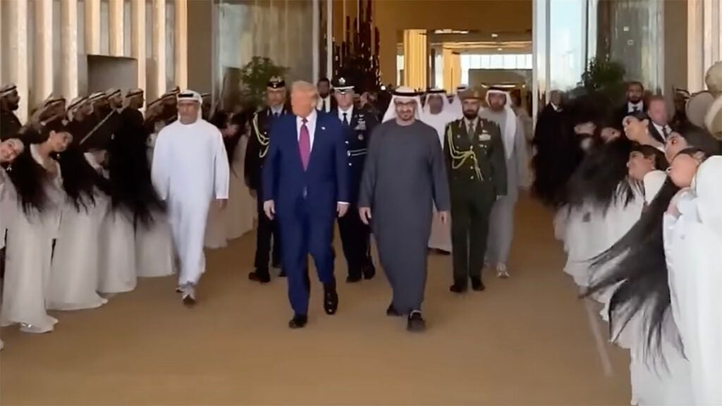 도널드 트럼프 미국 대통령이 아랍에미리트(UAE) 전통 의식 '알 아얄라'(Al-Ayyala)를 받고 있다. /사진='WION' X 갈무리