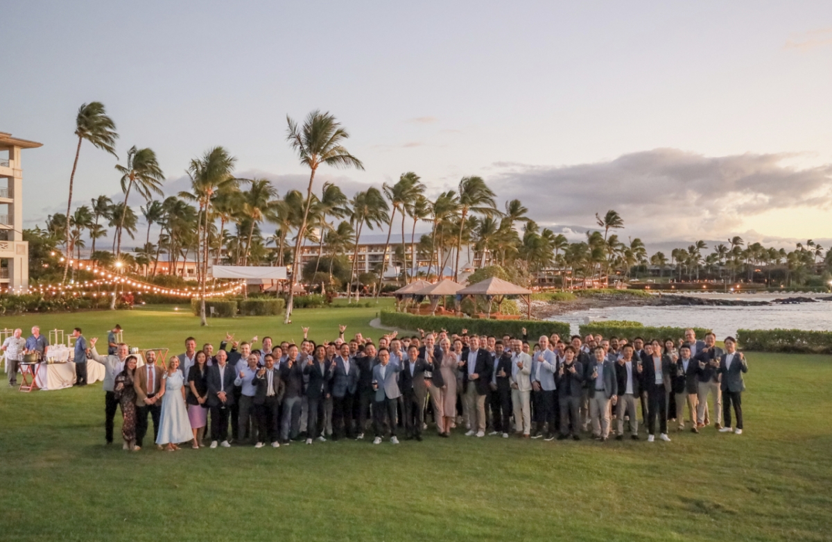 지난 2월 미국 페어몬트 하와이 호텔에서 열린 '미래에셋 ETF Rally 2025'에서 박현주 미래에셋그룹 회장과 글로벌 ETF 임직원들이 기념 사진을 촬영하고 있다./사진=미래에셋자산운용