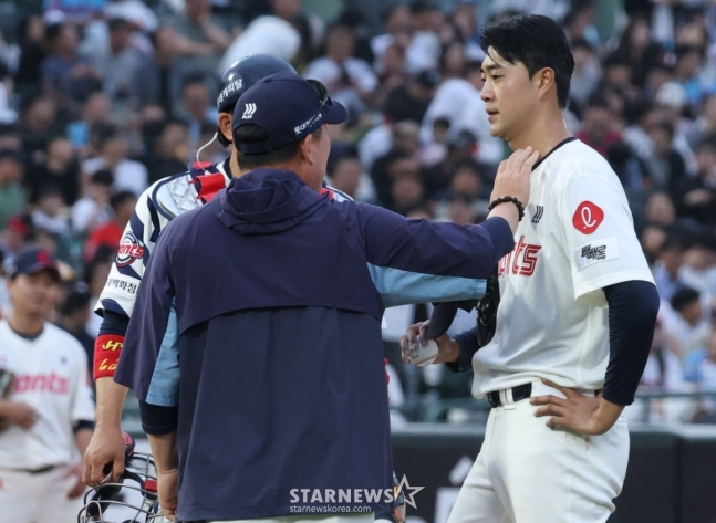 롯데 윤성빈(맨 오른쪽)이 20일 사직 LG전에서 1회초 흔들리자 주형광 투수코치가 마운드에 올라가 안정시키고 있다. /사진=김진경 대기자