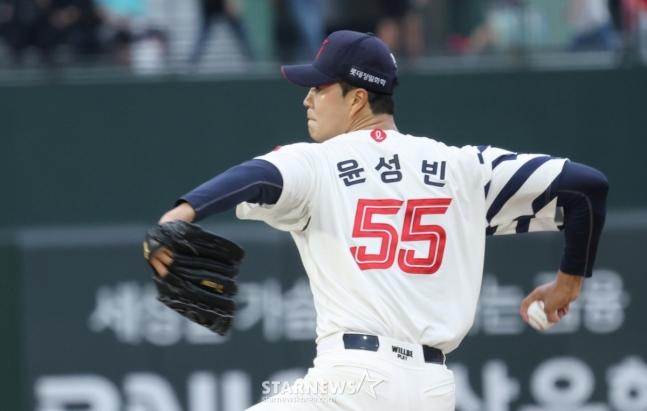 롯데 윤성빈이 20일 사직 LG전에서 투구하고 있다. /사진=김진경 대기자