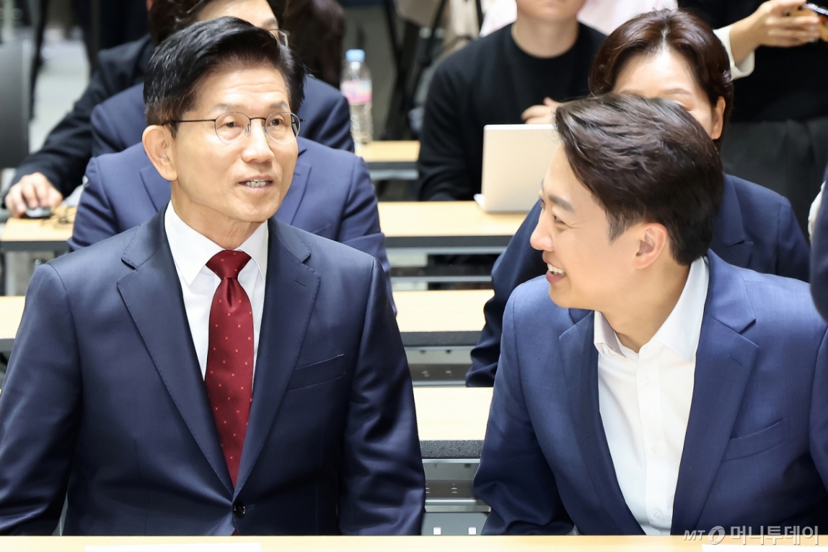 김문수 국민의힘 대통령 후보(왼쪽)와 이준석 개혁신당 대통령 후보가 19일 오전 서울 중구 서울시청에서 열린 '약자와 동행하는 서울 토론회'에 참석해 나란히 앉아 있다. 2025.5.19/사진=뉴스1 /사진=(서울=뉴스1) 민경석 기자