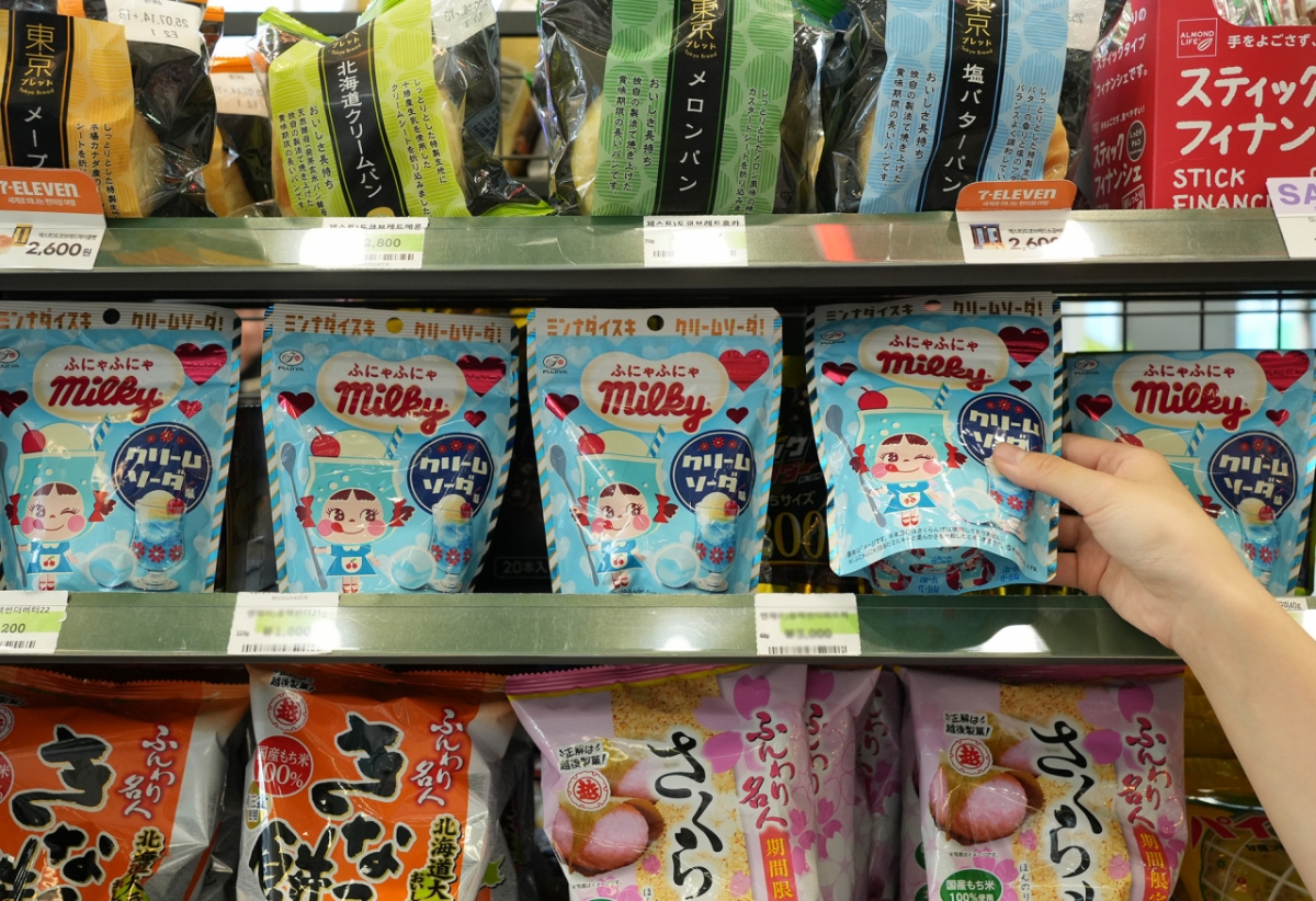  세븐일레븐이 일본 유명 제과 업체 후지야와 손잡고 선보인 페코짱 밀키카라멜의 봄·여름 시즌 한정판 페코짱 밀키카라멜크림소다.  /사진제공=세븐일레븐