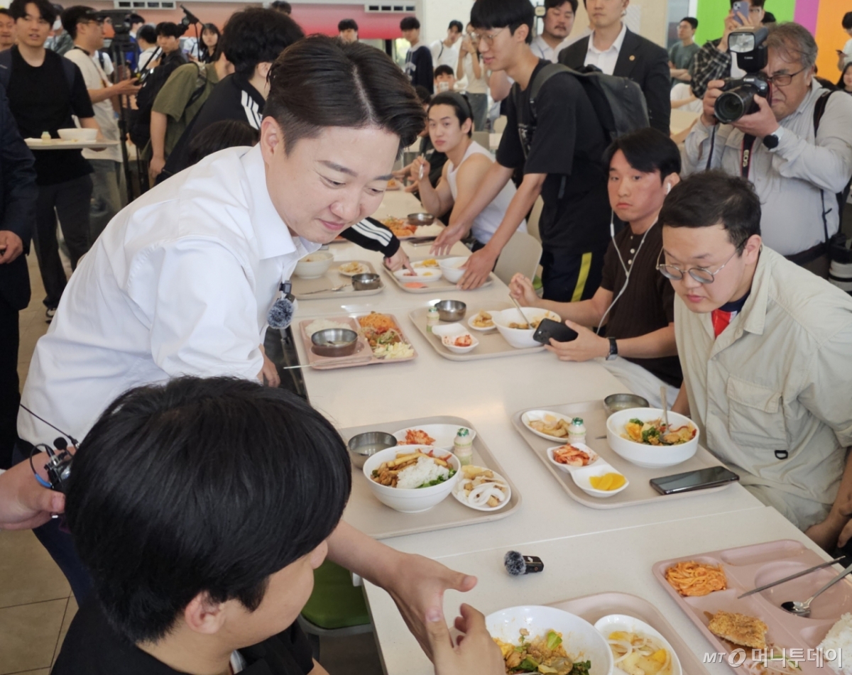 (광주뉴스1) 서충섭 기자 = ‘학식먹자 이준석’을 진행하는 이준석 개혁신당 대통령 후보가 20일 낮 광주 북구 용봉동 전남대학교 제1학생회관 학생식당에서 학생들과 합석하고 있다. 2025.5.20/뉴스1 Copyright © 뉴스1. All rights reserved. 무단 전재 및 재배포, AI학습 이용 금지. /사진=(광주뉴스1) 서충섭 기자