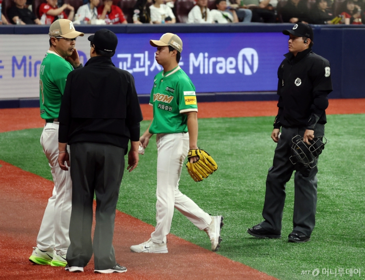 키움 투수 김연주가 7일 고척스카이돔에서 열린 2025KBO리그 키움히어로즈와 KIA타이거즈의 경기 8회초 무사 1루 번트시도하는 한승택 헤드샷으로 퇴장당하고 있다. 어필하는 키움 홍원기 감독. 2025.05.07 /사진=강영조 cameratalks@