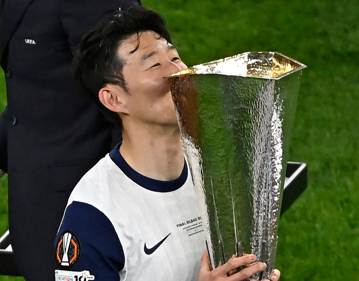 토트넘 손흥민이 22일(한국시간) 스페인 빌바오 산 마메스 경기장에서 열린 2024-25 유럽축구연맹(UEFA) 유로파리그(UEL) 결승전 맨체스터 유나이티드와 경기에서 1대0 승리 후 우승 트로피에 입을 맞추고 있다. /사진=(AFP=뉴스1)
