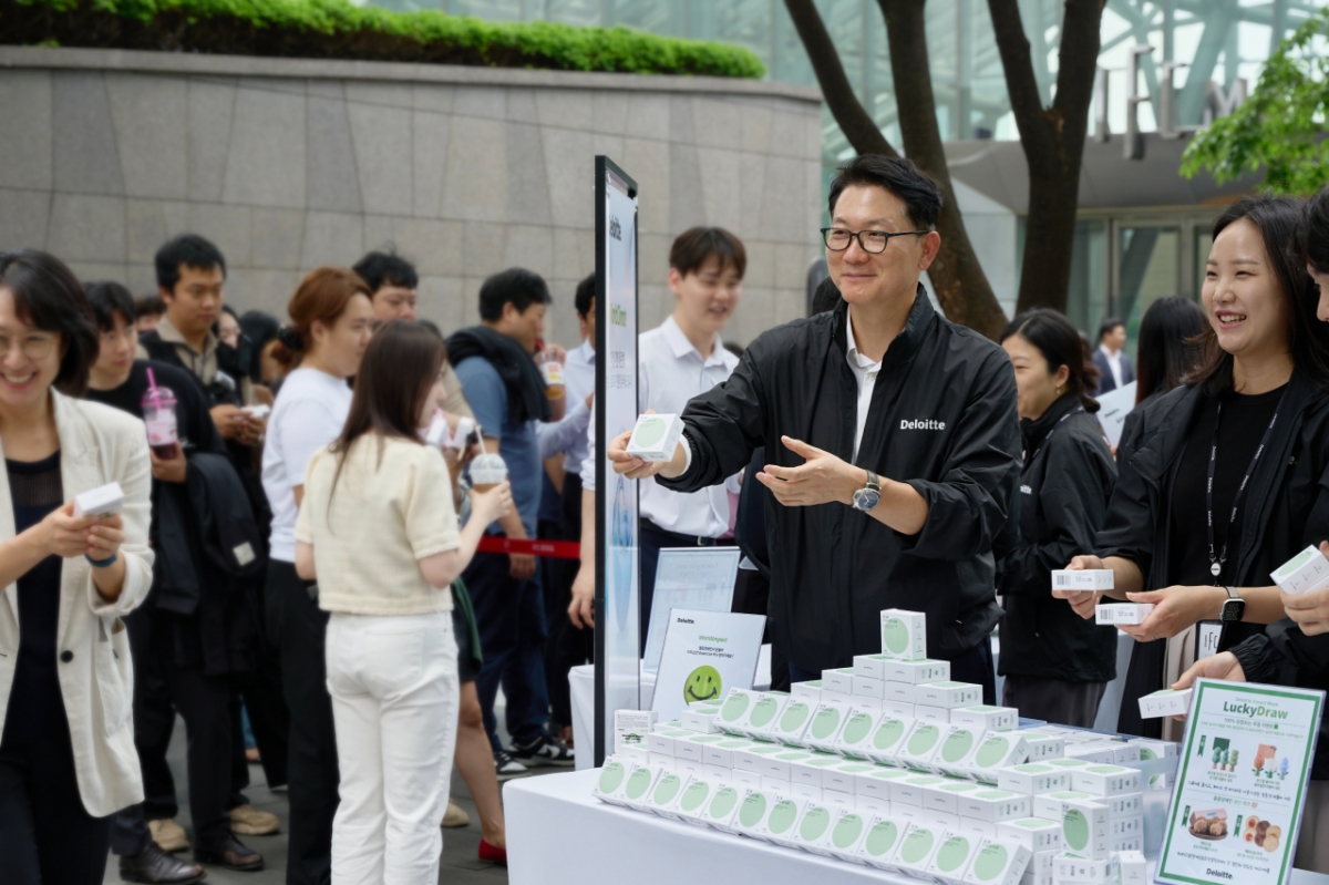 한국딜로이트그룹이 지난 21일 발달장애인 직원들이 제작한 비누 1000여 개를 여의도 IFC 인근 시민들에게 전달하며 발달장애인 일자리 확대의 중요성을 알렸다./사진=한국딜로이트그룹