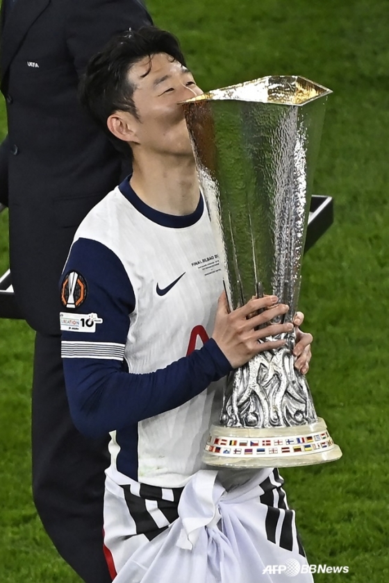 손흥민이  22일(한국시간) 스페인 빌바오의 산 마메스 경기장에서 열린 토트넘 대 맨유의 '2024~2025시즌 유럽축구연맹(UEFA) 유로파리그(UEL)' 결승전에서 우승한 뒤 트로피에 입 맞추고 있다. /AFPBBNews=뉴스1