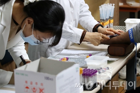 경북 경산시 경산이주노동자센터에서 열린 외국인 근로자 무료 건강검진에서 경산시보건소 의료진이 혈액검사를 위해 채혈하고 있다.사진=(경산=뉴스1) 공정식 기자