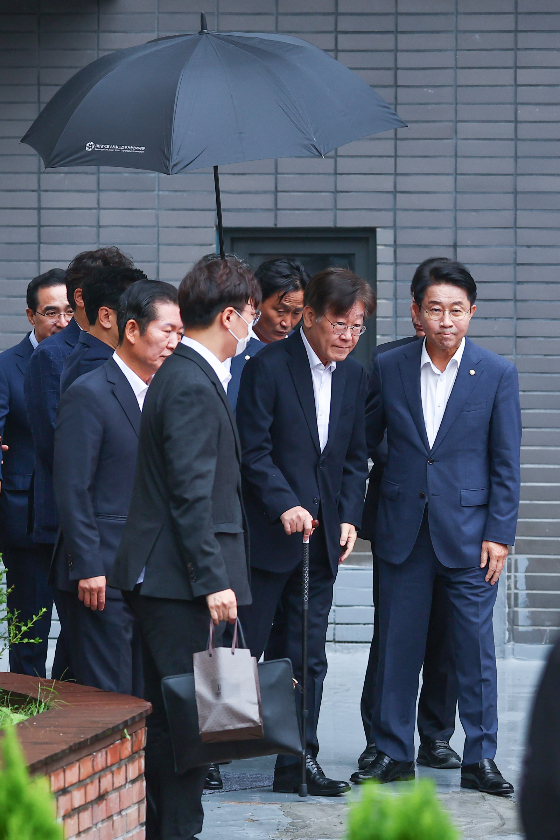 이재명 당시 더불어민주당 대표가 2023년 9월26일 오전 서울중앙지법원에서 열리는 영장실질심사를 받기 위해 서울 중랑구 녹색병원을 나서고 있다. 오른쪽은 조정식 당시 민주당 사무총장. / 사진제공=더불어민주당