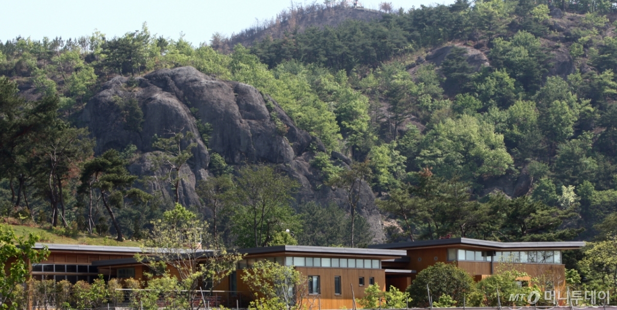 경남 김해시 봉하마을 사저 뒤로 노 전 대통령이 투신했다고 알려진 봉화산 부엉이 바위가 보인다. /사진=머니투데이 DB