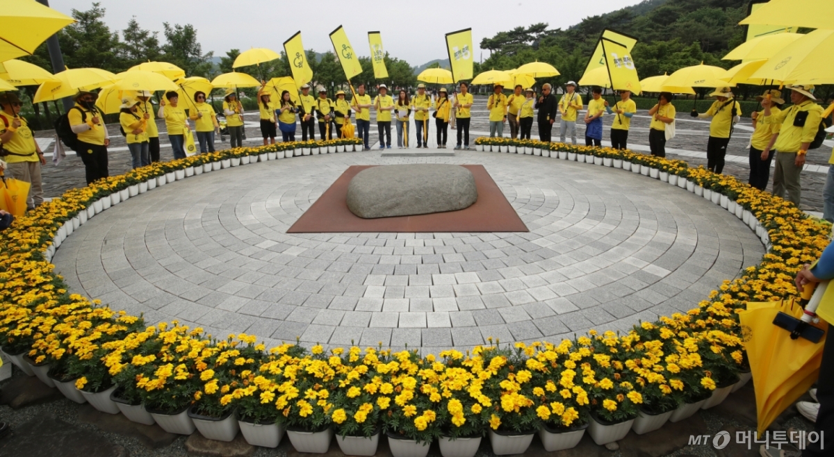 고(故) 노무현 전 대통령 서거 16주기 추도식을 하루 앞둔 22일 오후 경남 김해 봉하마을을 찾은 노무현 순례길 참가자들이 노 전 대통령 묘역을 참배하고 있다.  /사진=(김해=뉴스1) 윤일지 기자