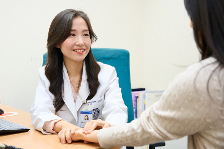 강동경희대한방병원 한방안이비인후과 김민희 교수가 환자를 진료하고 있다./사진=강동경희대병원