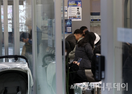  서울의 한 이비인후과에 환자들이 진료를 받기 위해 대기하고 있다./사진=[서울=뉴시스] 고범준 기자