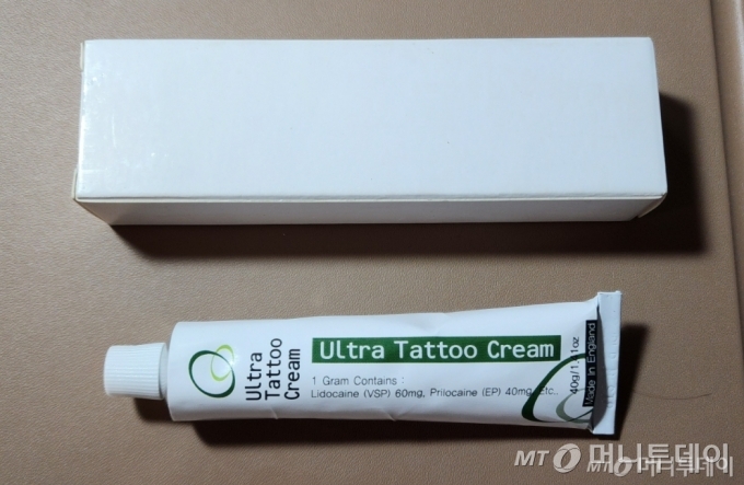 대구 남구의 반영구화장 재료 유통업체 파○뷰티가 택배로 발송한 마취크림. 제품 상자엔 제품명·성분이 표기돼있지 않았고, 스티커도 허술하게 붙어있었다. 스티커엔 '영국산(Made in England)'라고 표기돼있다. /사진=정심교 기자  