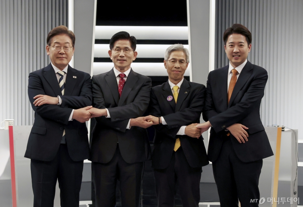 [서울=뉴시스] 국회사진기자단 = 23일 서울 영등포구 KBS본관 스튜디오에서 열린 중앙선거방송토론위원회 주관 제21대 대통령선거 2차 후보자 토론회 시작에 앞서 각 정당 대선후보들이 기념촬영을 하고 있다. 왼쪽부터 이재명 더불어민주당, 김문수 국민의힘, 권영국 민주노동당, 이준석 개혁신당 대선후보. 2025.05.23. photo@newsis.com /사진=