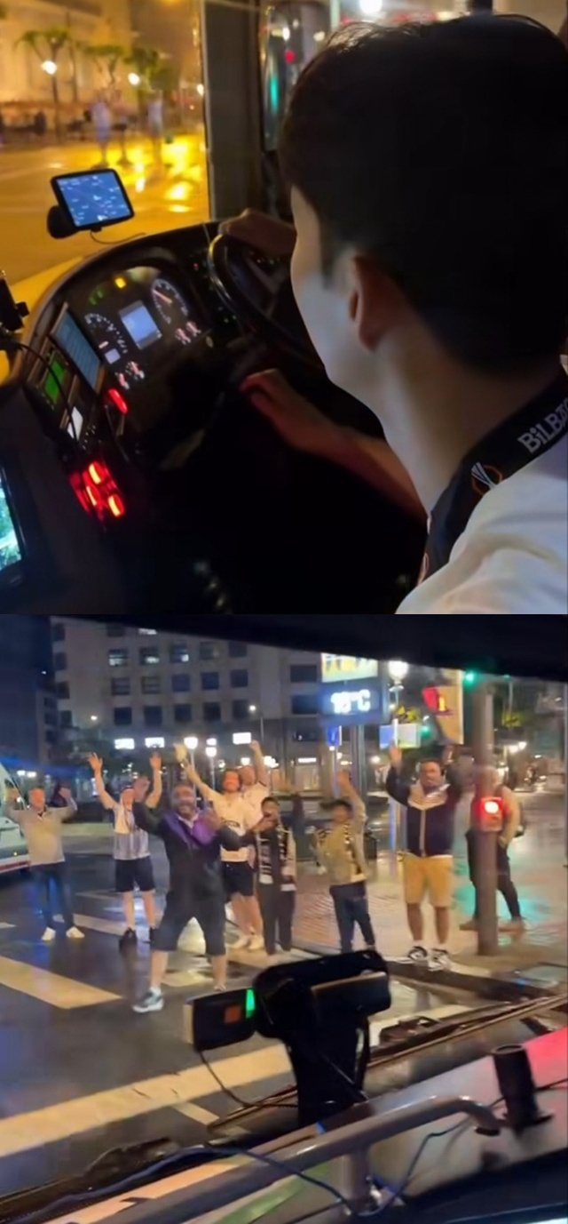 지나가는 팬들과 인사하는 손흥민. /사진=TNT스포츠 캡처