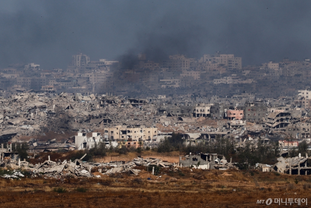 (가자 로이터=뉴스1) 박우영 기자 = [포토] 가자지구 북부에서 연기가 피어오르는 모습. 2025. 5. 21  ⓒ 로이터=뉴스1  Copyright © 뉴스1. All rights reserved. 무단 전재 및 재배포,  AI학습 이용 금지. /사진=(가자 로이터=뉴스1) 박우영 기자