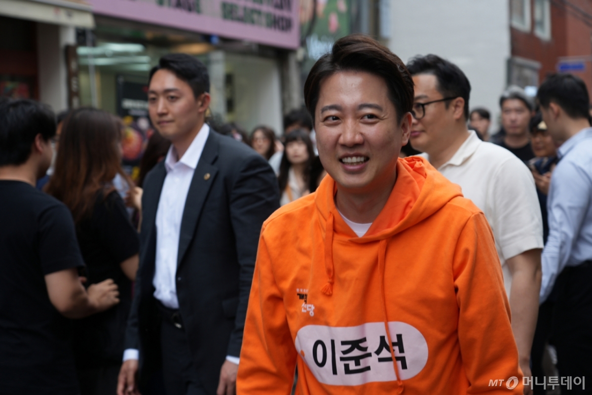 (서울=뉴스1) = 이준석 개혁신당 대통령 후보가 17일 오후 서울 성동구 성수동 카페거리에서 유세를 하고 있다. (이준석캠프 제공, 재판매 및 DB 금지)2025.5.17/뉴스1  Copyright © 뉴스1. All rights reserved. 무단 전재 및 재배포,  AI학습 이용 금지. /사진=(서울=뉴스1)