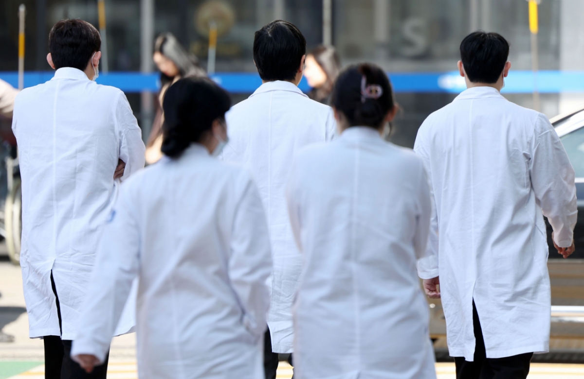 지난 2월18일 서울 시내 한 대학병원에서 의료진들이 이동하는 모습. /사진=뉴시스